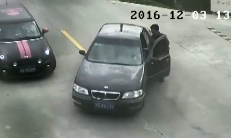 Az év legszerencsétlenebb balesetét nehéz volt összehozni, de sikerült – videó