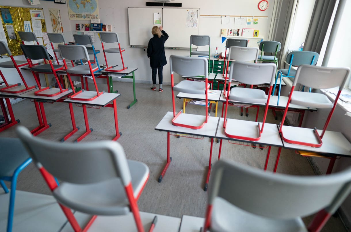 Magyar Narancs: eltussolhatták a 13 éves tanítványához túl közel kerülő bonyhádi tanár ügyét