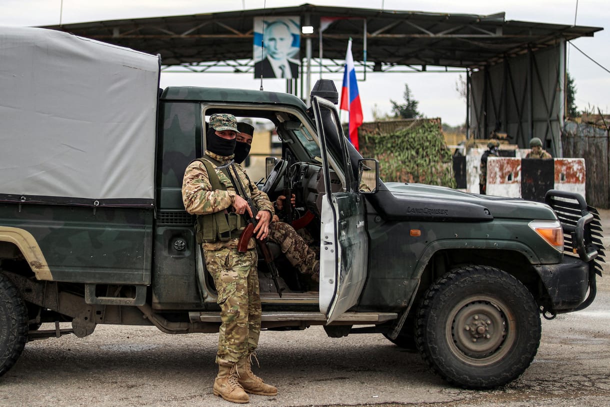 Parttalan orosz jelenlét: a Kreml küldöttei Szíria új uránál kopogtatnak