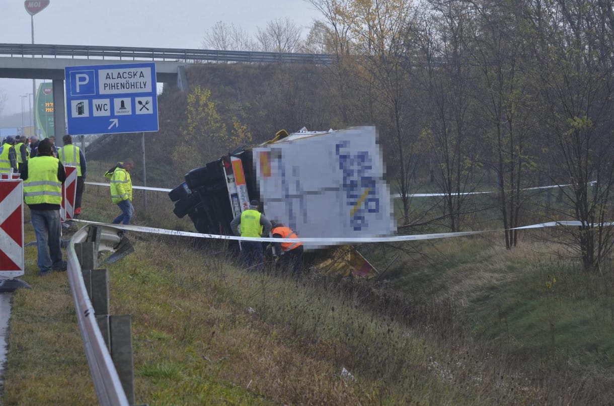 Így mentik az árokba borult kamiont - fotók