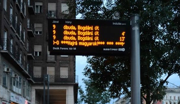 Meglepő felirat jelent meg több buszmegállóban – fotó
