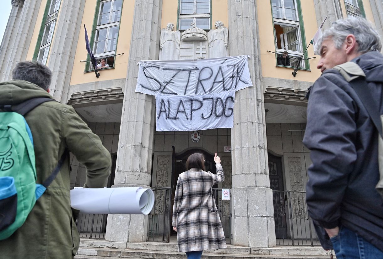A magyarok nagyobb része tudja, hogy a tanárok a bérükért küzdenek a sztrájkkal, és nem politikai akció zajlik