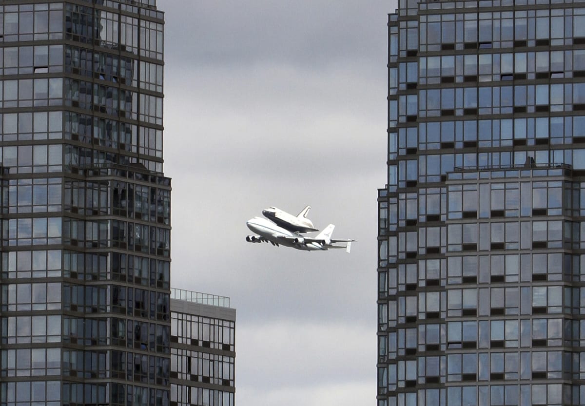 Űrrepülő szállt át New York felett - videó