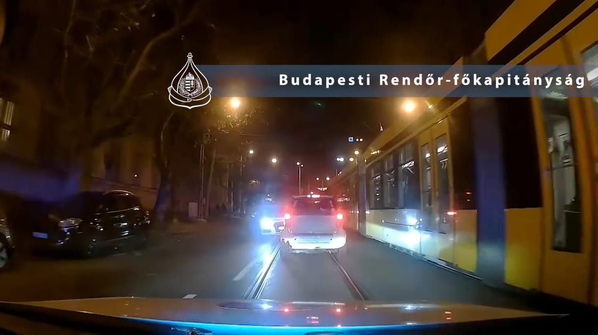 Jogosítvány nélkül, buszsávban, piroson, behajtani tiloson át hajtott a rendőrök elől – videó