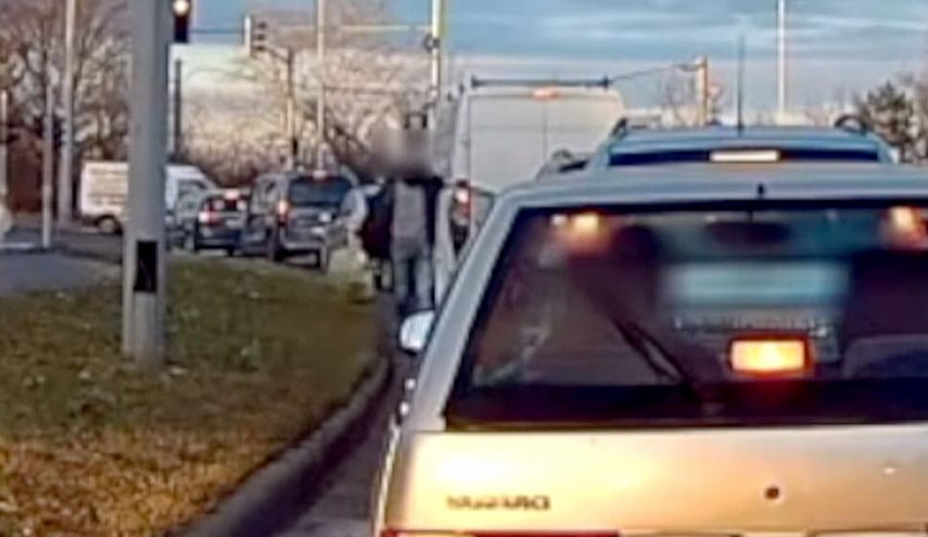 Videó: Nem csak nézte más otthagyott szemetét egy autós a piros lámpánál, hanem összeszedte