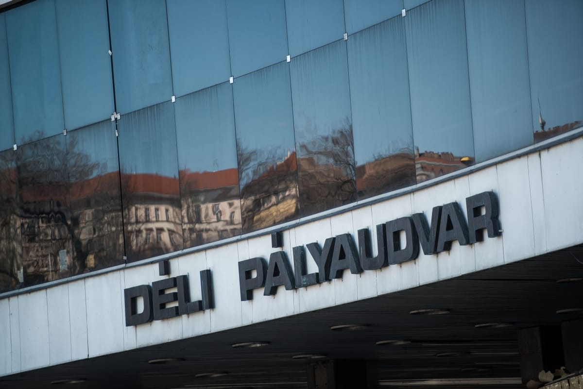 Mikrobuszok karamboloztak a Déli pályaudvarnál