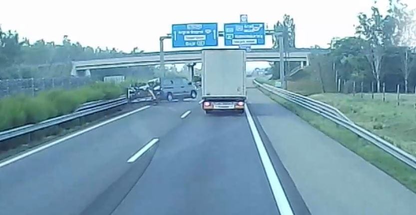 Óvatlanul előzött a tréleres kisbusz, megforgott és egy kamion elé csapódott – videó