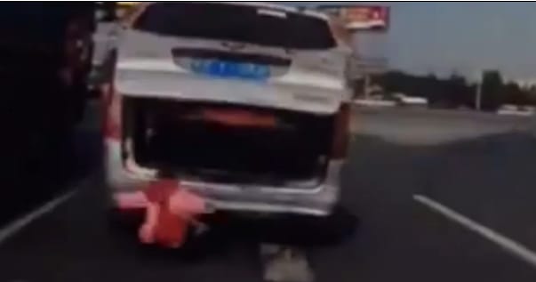Szörnyű autós videó, még jó, hogy a baba nem sérült meg