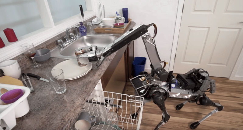 Kidobja a szemetet és elrakja a mosatlant a házi robotkutya – videó