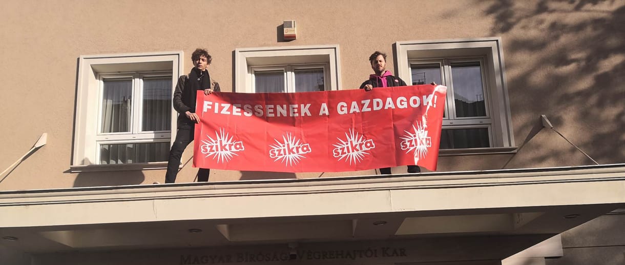 Jámborék a kaszinóblokád után a Végrehajtói Kar épületénél akcióztak