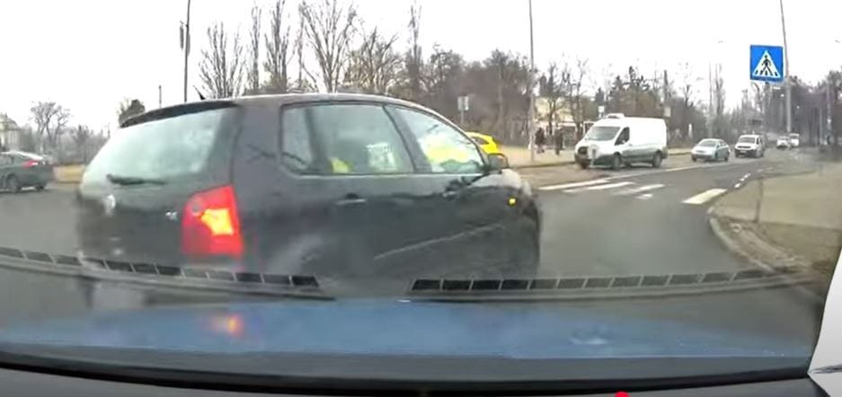 Belső íven előzte a türelmetlen autós a tanulóvezetőt a körforgalomban, de nem hibátlanul – videó