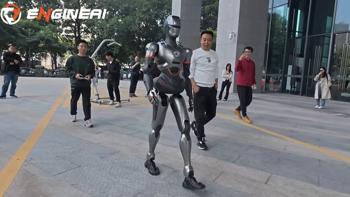 Olyan természetesen sétál az új kínai robot, hogy először filmes trükknek gondolták – videó