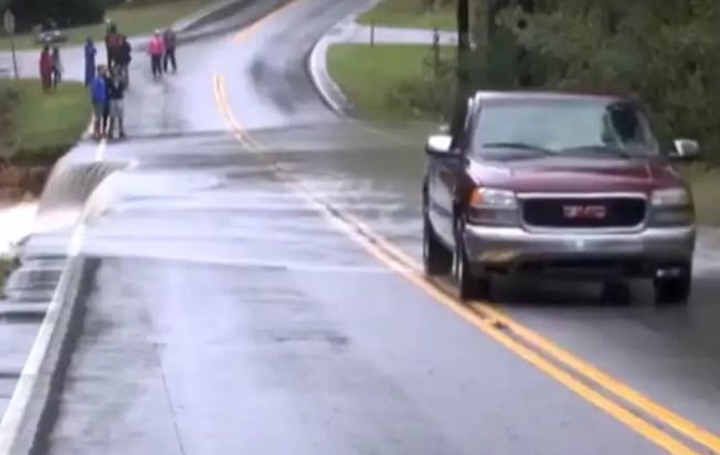 Oktatóvideó lehetne: ezért életveszélyes áthajtani az elárasztott úton – videó