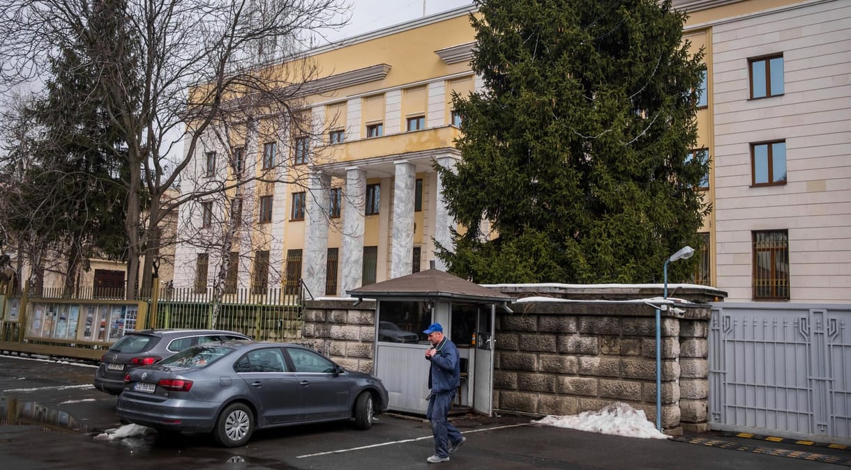 Szerdán reggel egy autó csapódott neki a bukaresti orosz nagykövetség kerítésének