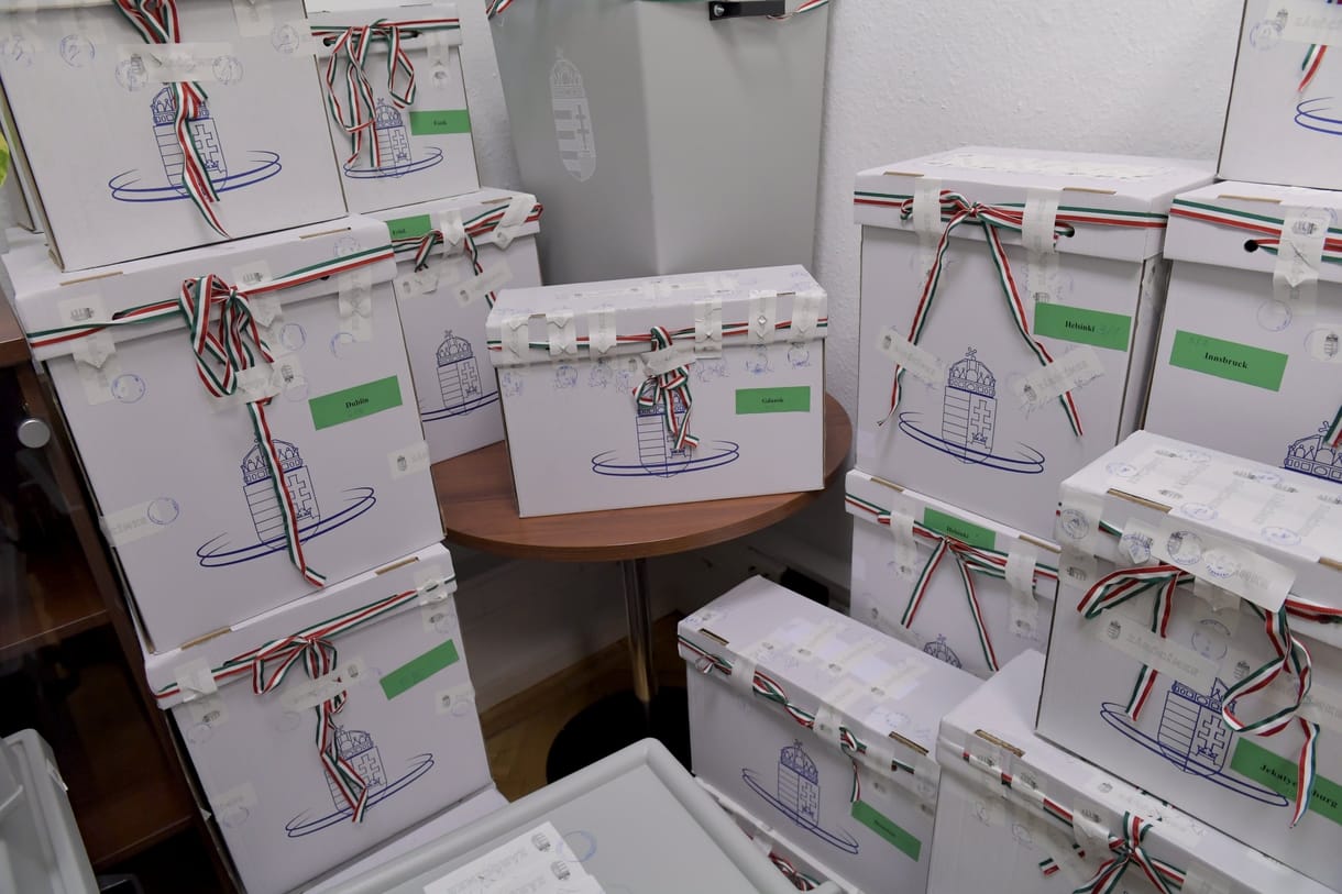 Megkezdődött a szavazatok átadása a választási irodáknak, szombaton eldől két mandátum sorsa
