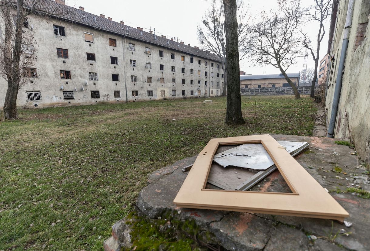 Elkezdték bontani a Hős utcai gettót