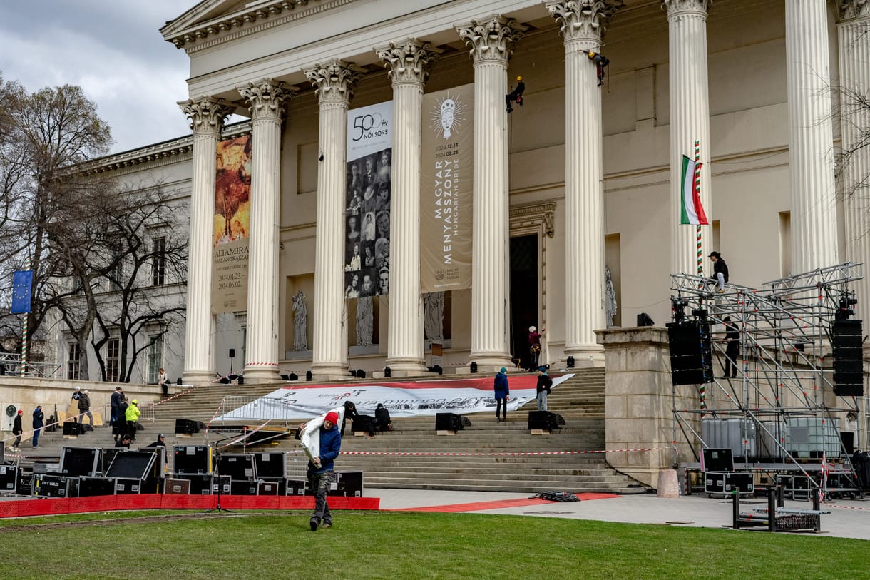 Orbán visszatér a Múzeumhoz, Karácsony civilekhez csatlakozik, Magyar Péter zászlót bont - összegyűjtöttük, ki hol ünnepel idén