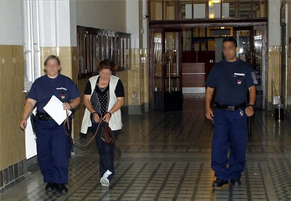 Képek:előzetesben a baltás gyilkosság gyanúsítottjai