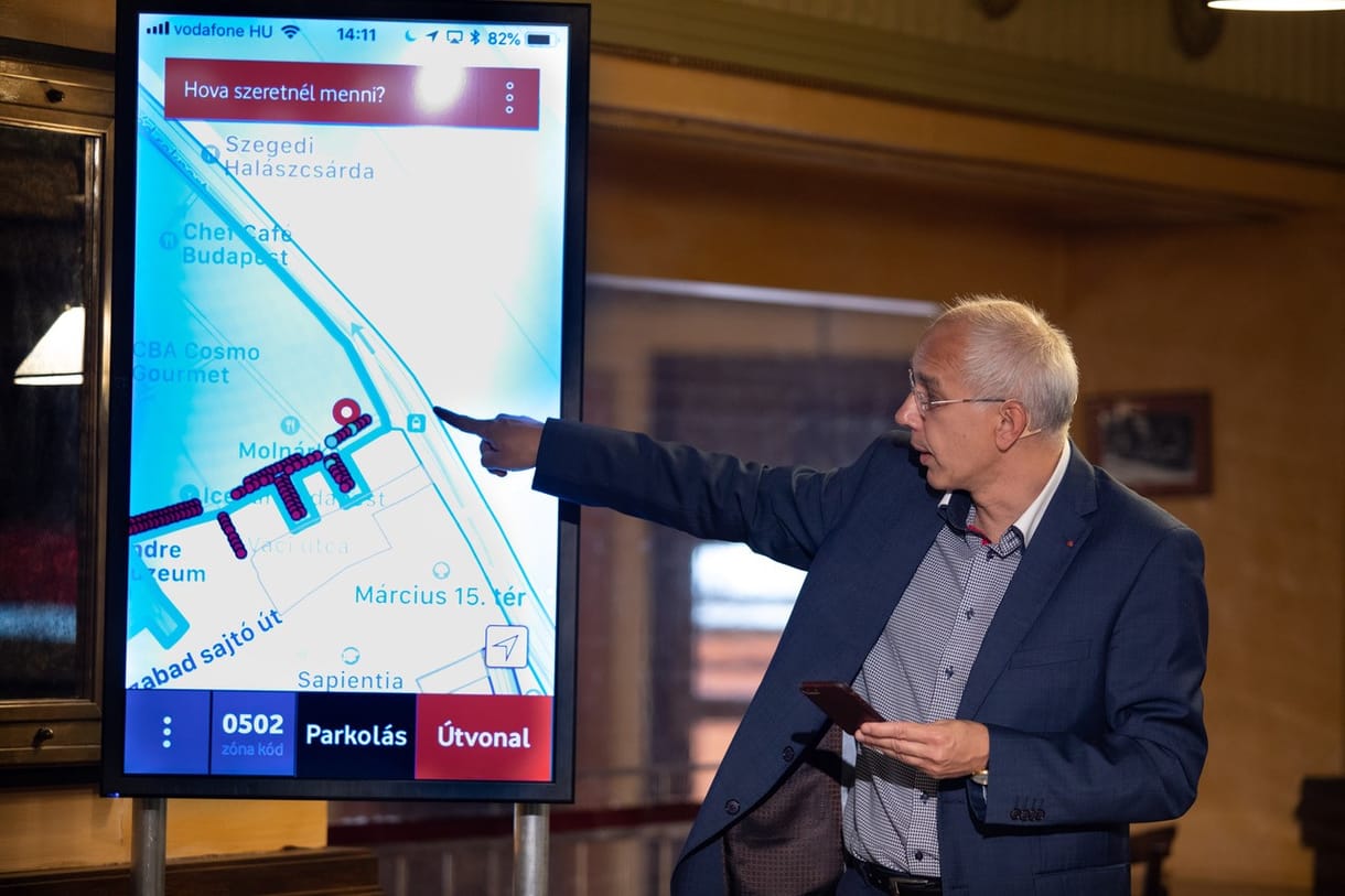 Okos parkolóhelyekkel igyekszik úrrá lenni a káoszon a Belváros