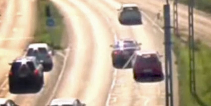 Két vétlen autós ment egymásnak egy büntetőfékező miatt – videó
