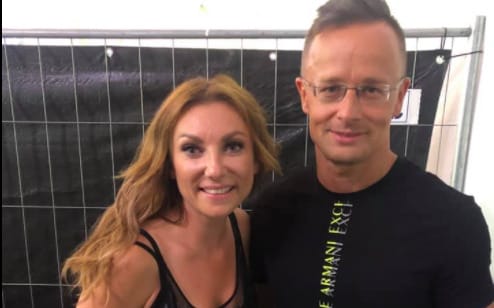 Szijjártó Péter most Rúzsa Magdival szelfizett, az énekes azóta törölte a képet
