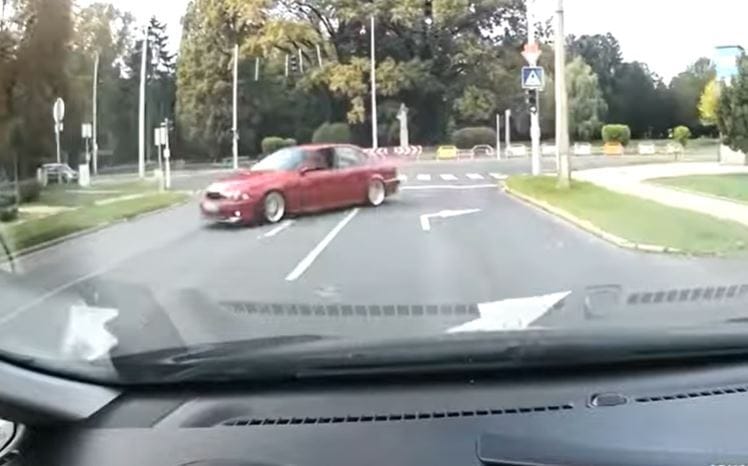 Látványosan akart kanyarodni egy BMW-s, kínos pillanatok lettek belőle – videó