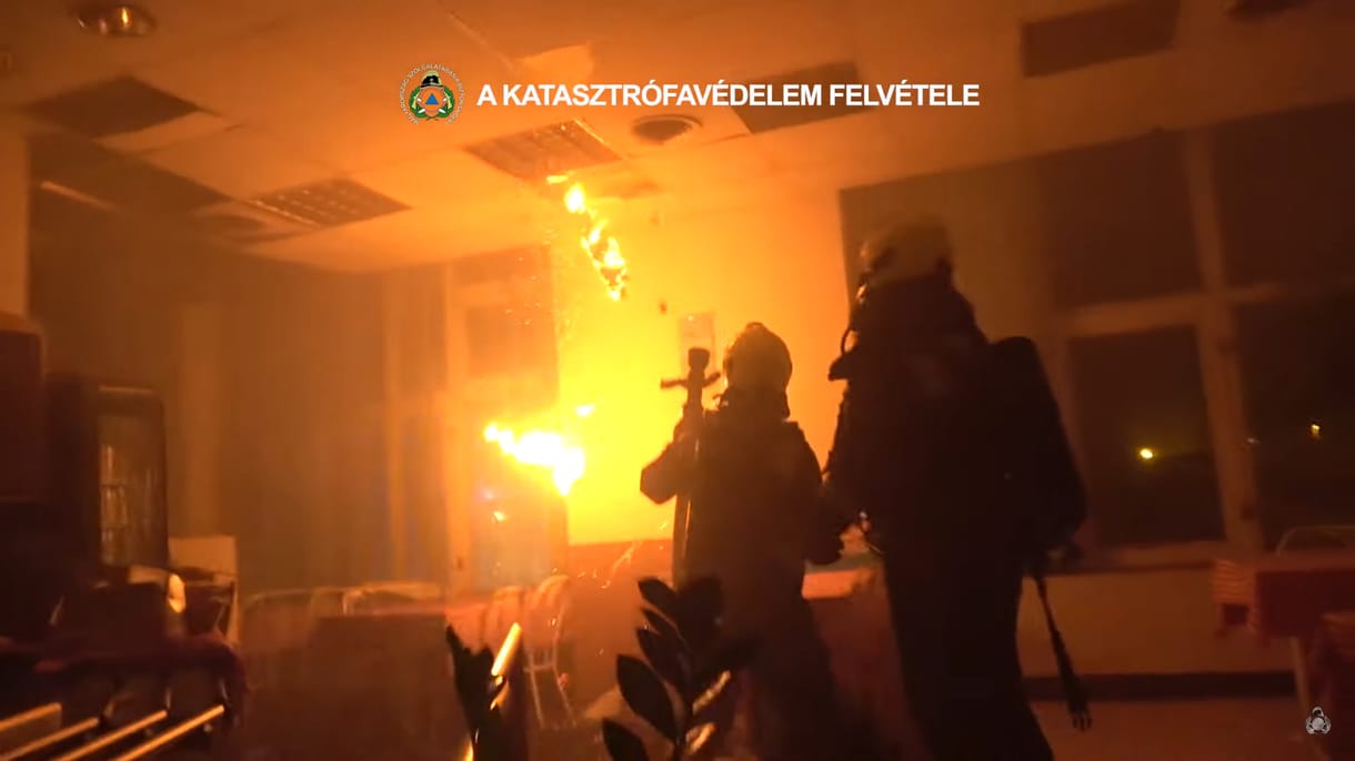 Közzétett egy videót a Katasztrófavédelem a Kerepesi úton lángoló épületről