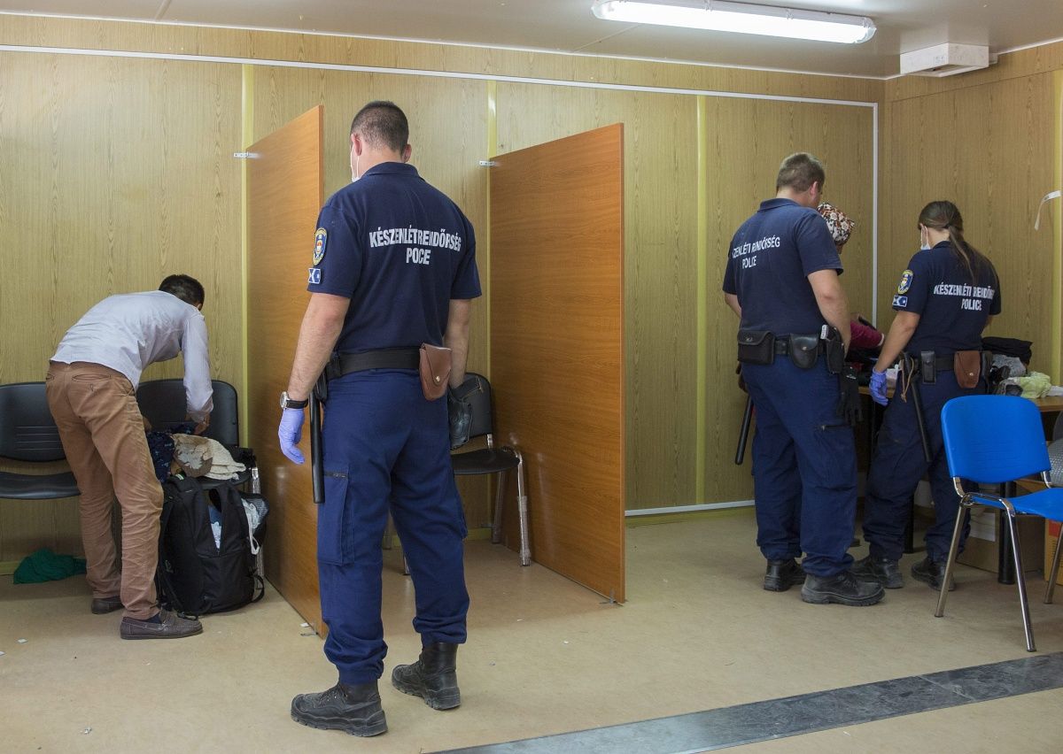 Ritka fotók az áteresztő pontról: így vesznek ujjlenyomatot