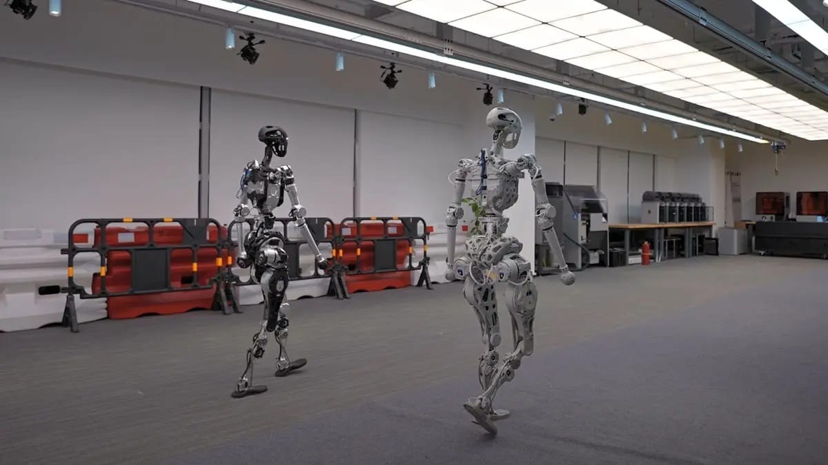 Úgy járkál ez a kínai humanoid robot, mint egy ember – videó