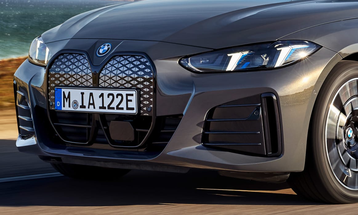 Tovább gurulnak egy töltéssel a legújabb elektromos BMW-k
