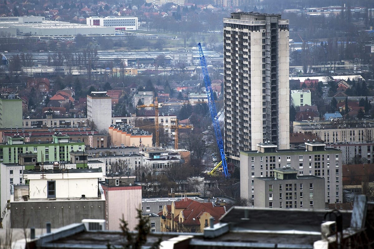 Nemi erőszak Pécsen: a hajánál fogva rángatták be a nőt egy autóba