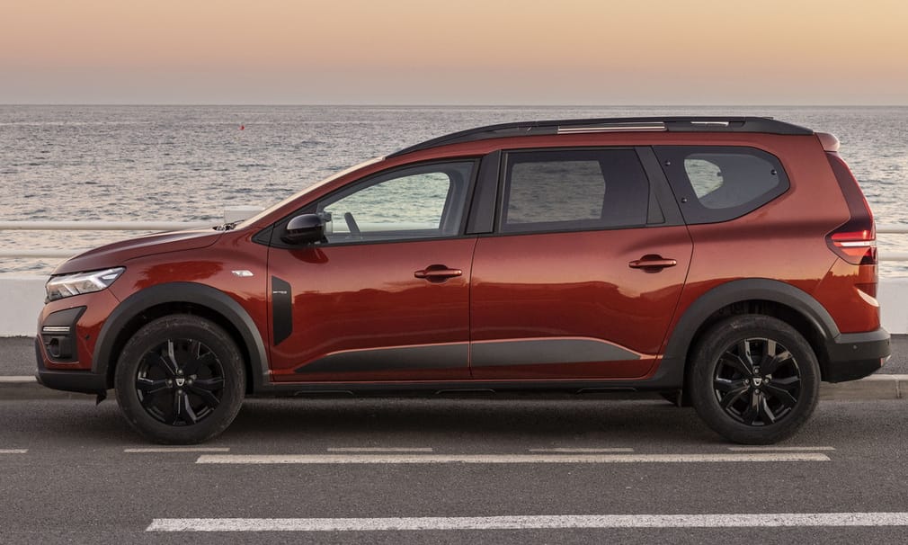 Jön az első hibrid Dacia