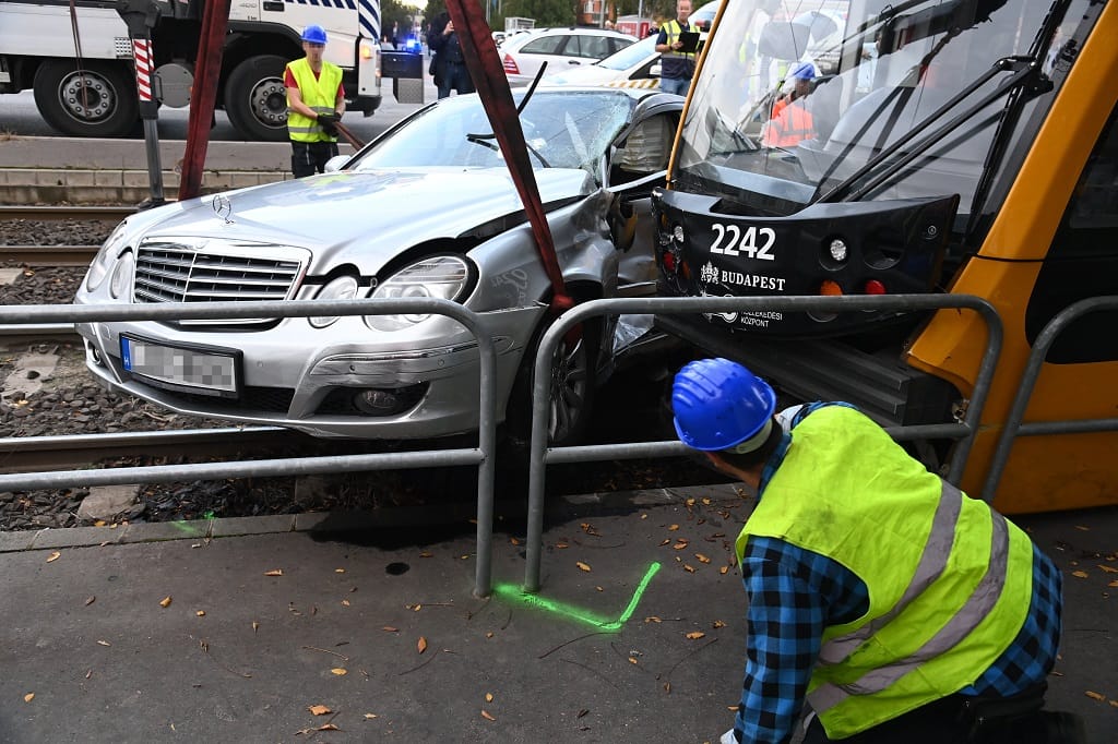 Mercedesszel ütközött és kisiklott egy villamos a Fehérvári úton – fotók
