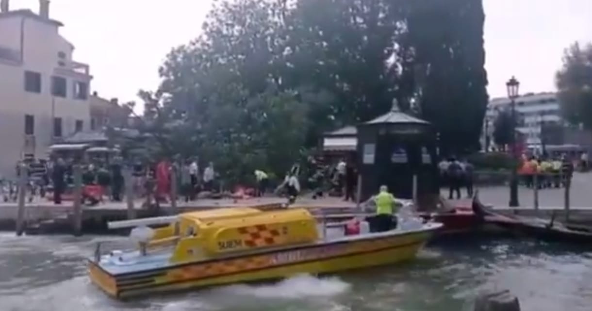Turistákra dőlt egy fa Velencében