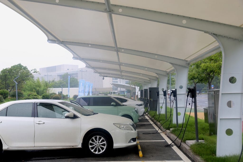 Órákon belül életbe lépnek a kínai elektromos autókra vonatkozó új vámok