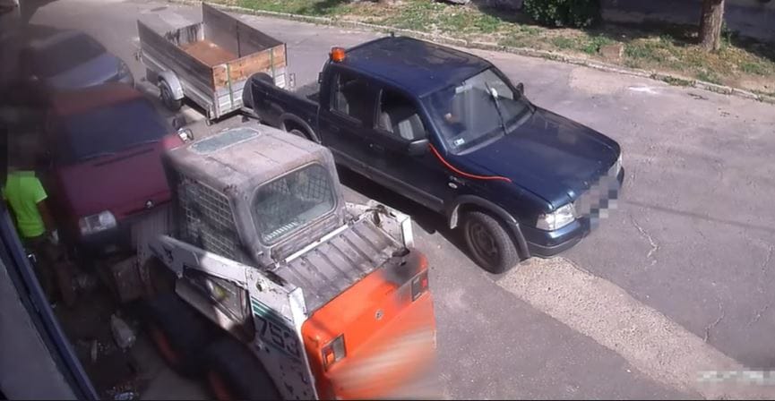 Munkagéppel emeltek meg két autót Esztergomban, amíg kilopták a katalizátorukat – videó