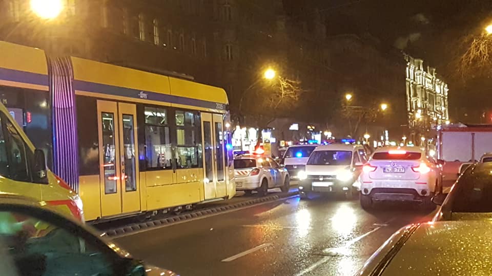 Elvitte egy Merci terepjáró ajtaját a 4-6-os, nem jár egy szakaszon a villamos