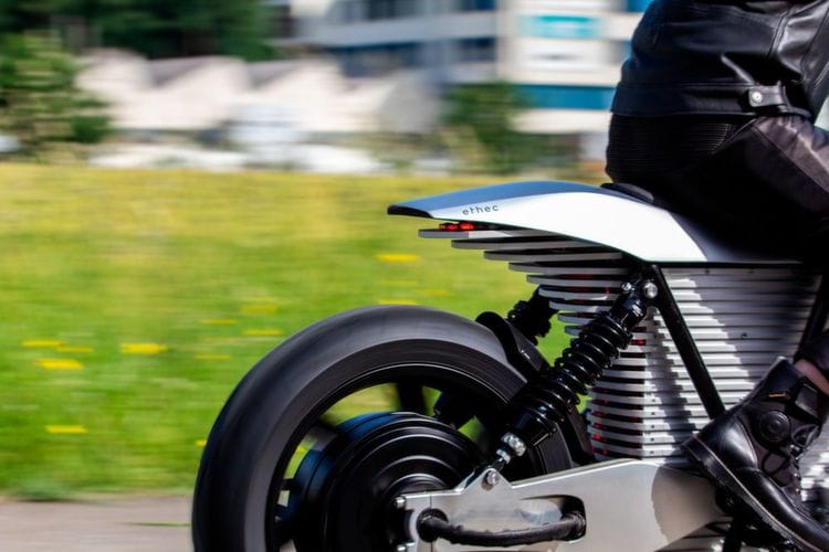 Nem csak a hatótávja, de a dizájnja is nagyon erős ennek az elektromos motornak