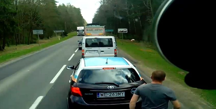 Hol élünk? Csak úgy dobálják ki az autóból a szemetet – videó