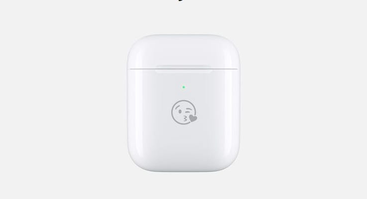 31 emoji ingyenes gravírozása közül választhat az, aki az Apple-től veszi az AirPods fülhallgatót