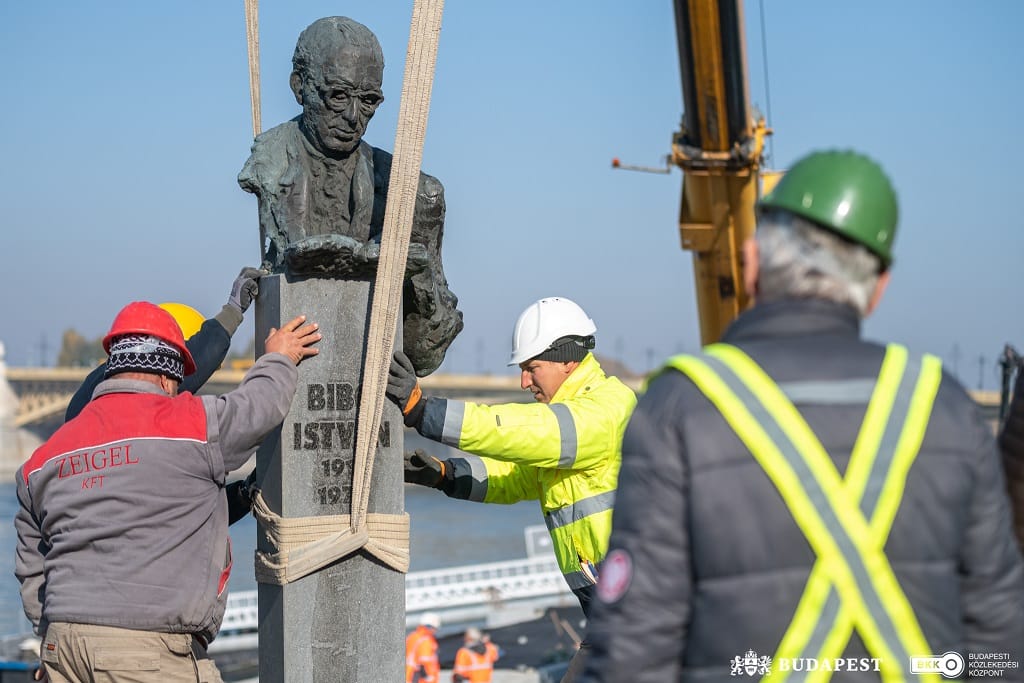 Visszakerült a helyére Bibó István szobra a rakparton