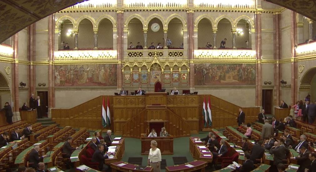 Központilag lemondták Simicska lapját a parlamentben