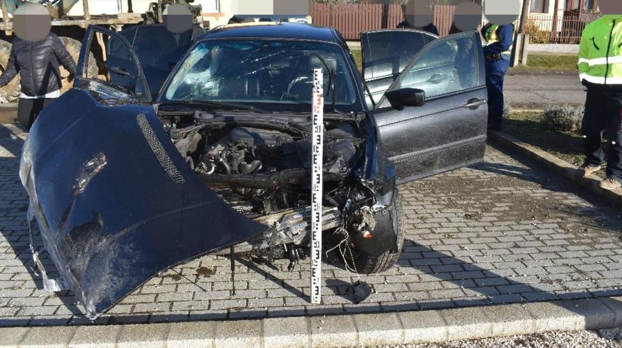 Megcsúszott a száguldó autó a vizes úton Érsekvadkerten, ketten súlyosan megsérültek