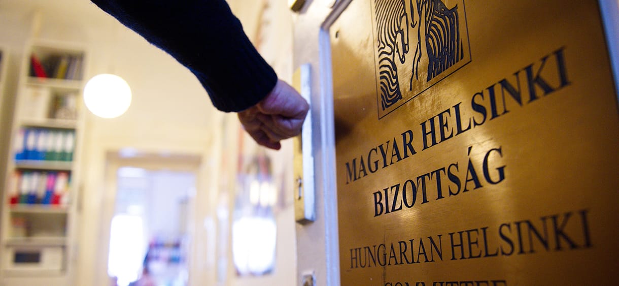 Bár a bíróság kötelezi, a kormány még nem kért bocsánatot a Helsinki Bizottságtól