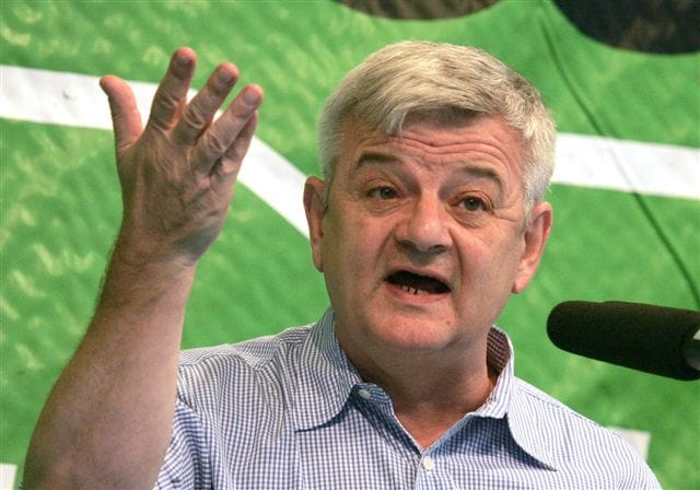 Joschka Fischer támogatja Merkel menekültpolitikáját