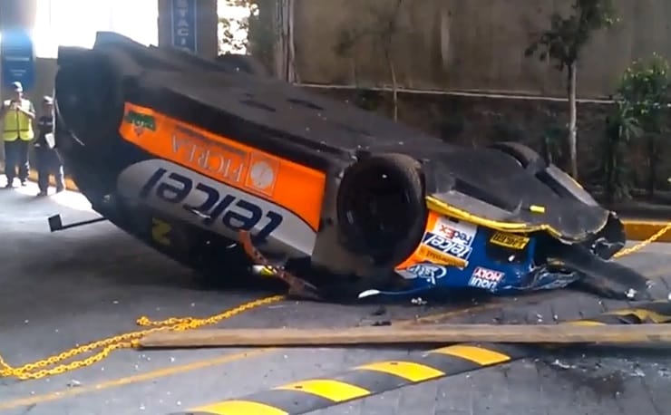 Így kell álló helyzetben összetörni egy versenyautót – videó