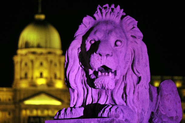 Hétvégére rózsaszín díszvilágítást kap a Szabadság-szobor és a Halászbástya