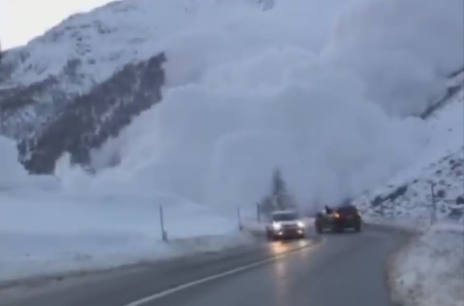 Egészen félelmetes, ahogy a hegyekből az útra zúdul a lavina – videó