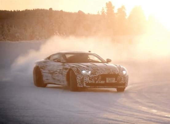 Csodás látvány a finnországi télben driftelő Aston Martin prototípus – videó