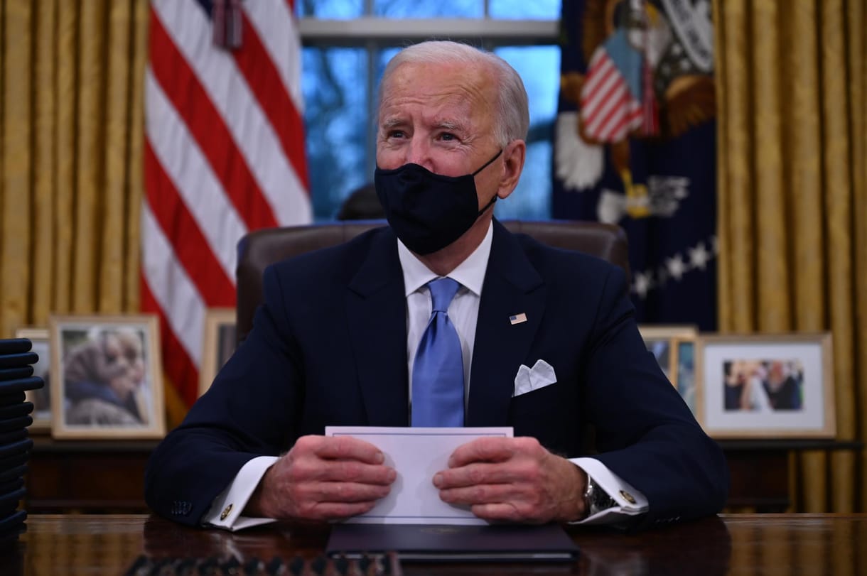 Titkolja Biden, mit írt neki Trump, mielőtt elhagyta a Fehér Házat